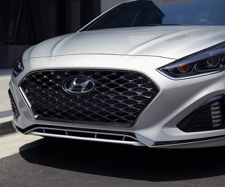 Front grille of the 2018 Hyundai Sonata in platinum silver.